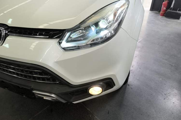 Used JMC Yusheng S350 2016 2.4T Automatic 4x4 Diesel Luxury 5-Seater Left Front Headlight