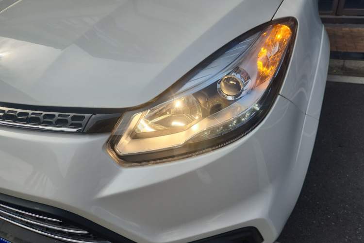 Used JMC Yusheng S350 2016 2.0T Automatic All-Wheel Drive Gasoline Luxury Version with Sunroof 5 Seats Left Front Headlight