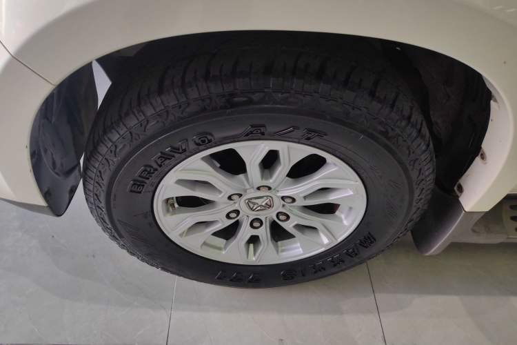 Used JMC Yusheng S350 2016 2.0T Automatic 4x4 Gasoline Luxury Version with Sunroof 7 Seats Left Front Wheel Hub