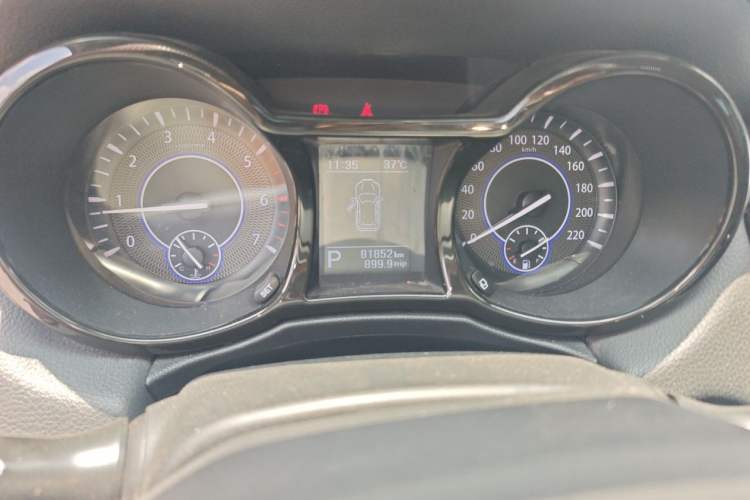 Used JMC Yusheng S350 2016 2.0T Automatic 2WD Gasoline Luxury Version with Sunroof 7 Seats Odometer Close Up