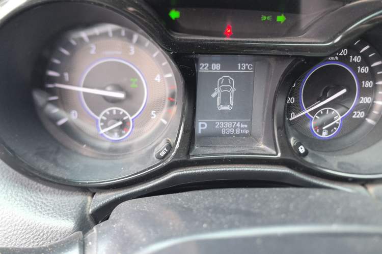 Used JMC Yusheng S350 2016 2.4T Automatic 4x4 Diesel Luxury 5-Seater Odometer Close Up