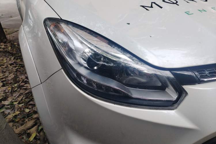 Used JMC Yusheng S350 2016 2.4T Automatic 4x4 Diesel Luxury 5-Seater Right Front Headlight