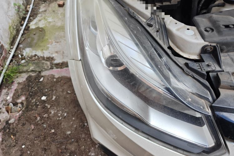 Used JMC Yusheng S350 2016 2.4T Automatic 4x4 Diesel Luxury 5-Seater Right Front Headlight