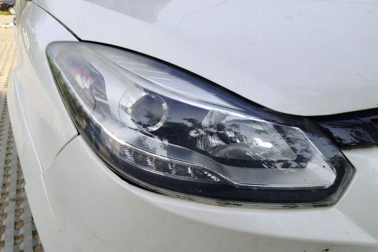 Used JMC Yusheng S350 2016 2.0T Automatic All-Wheel Drive Gasoline Ultra-Luxury 5-Seater Right Front Headlight