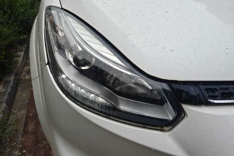 Used JMC Yusheng S350 2016 2.0T Automatic All-Wheel Drive Gasoline Ultra-Luxury 5-Seater Right Front Headlight
