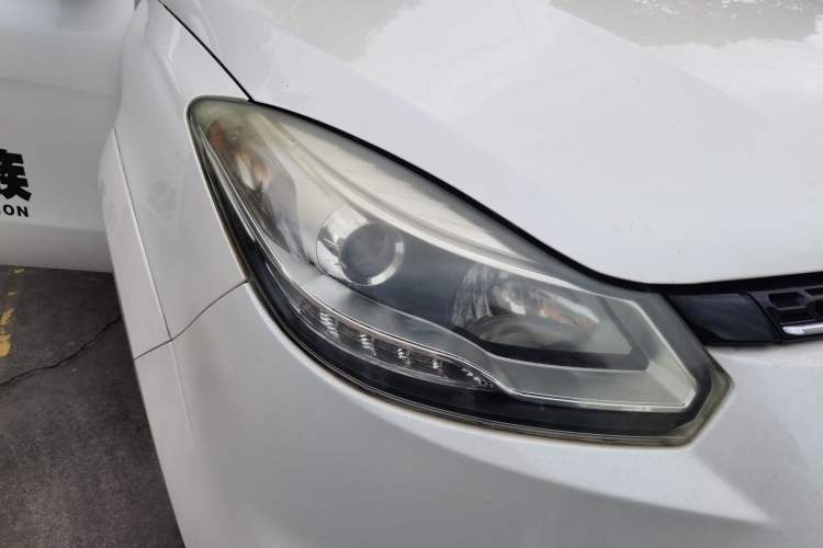 Used JMC Yusheng S350 2016 2.4T Manual 4x4 Diesel Luxury Edition 5-Seater Right Front Headlight