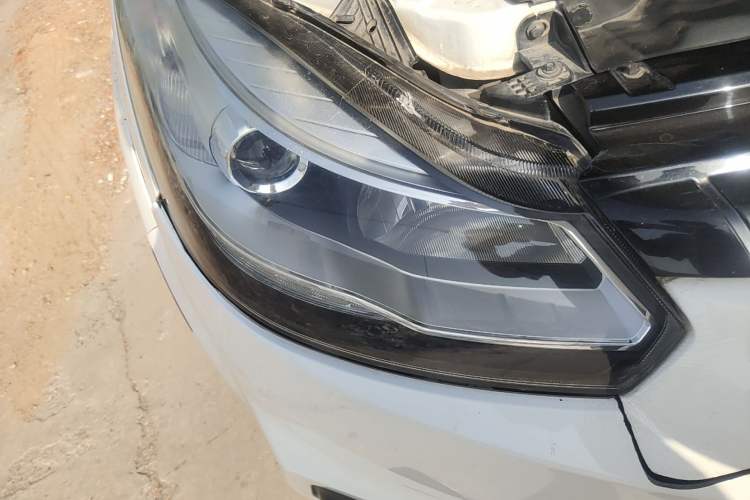 Used JMC Yusheng S350 2016 2.0T Automatic Two-Wheel Drive Gasoline Luxury Edition 5 Seats Right Front Headlight