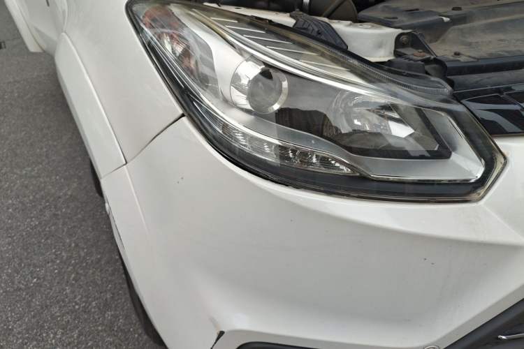 Used JMC Yusheng S350 2016 2.0T Automatic Two-Wheel Drive Gasoline Luxury Version with Sunroof 5 Seats Right Front Headlight