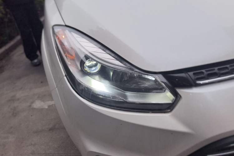 Used JMC Yusheng S350 2016 2.4T Automatic 4x4 Diesel Luxury 5-Seater Right Front Headlight
