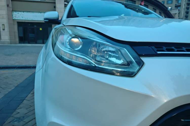 Used JMC Yusheng S350 2016 2.0T Automatic Two-Wheel Drive Gasoline Ultra-Luxury 5-Seater Right Front Headlight