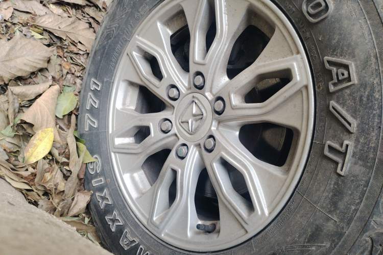 Used JMC Yusheng S350 2016 2.4T Automatic 4x4 Diesel Luxury 5-Seater Right Front Wheel Hub