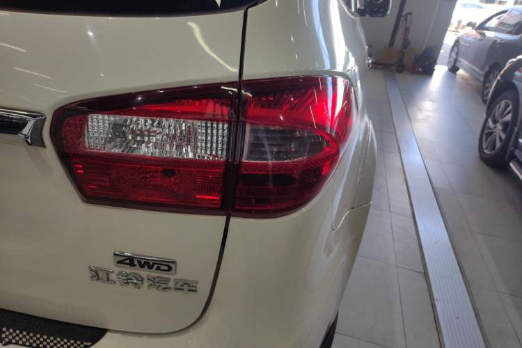 Used JMC Yusheng S350 2016 2.0T Automatic 4x4 Gasoline Luxury Version with Sunroof 7 Seats Right Rear Taillight