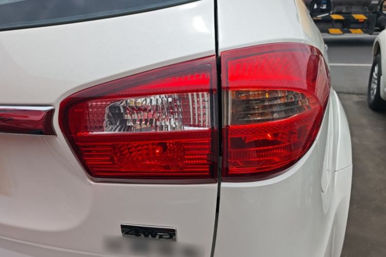 Used JMC Yusheng S350 2016 2.0T Automatic All-Wheel Drive Gasoline Luxury Version with Sunroof 5 Seats Right Rear Taillight