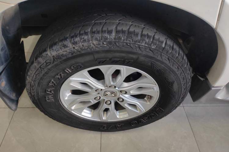 Used JMC Yusheng S350 2016 2.0T Automatic 4x4 Gasoline Luxury Version with Sunroof 7 Seats Right Rear Wheel Hub