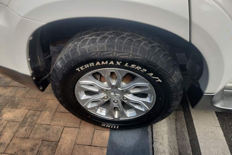 Used JMC Yusheng S350 2016 2.0T Automatic All-Wheel Drive Gasoline Luxury Version with Sunroof 5 Seats Right Rear Wheel Hub