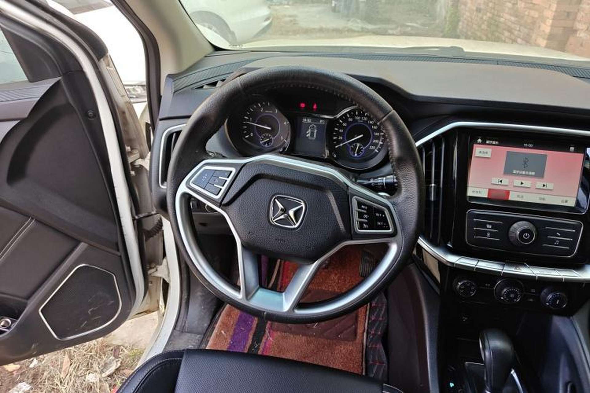 Used JMC Yusheng S350 2016 2.4T Automatic 4x4 Diesel Luxury 5-Seater Steering Wheel