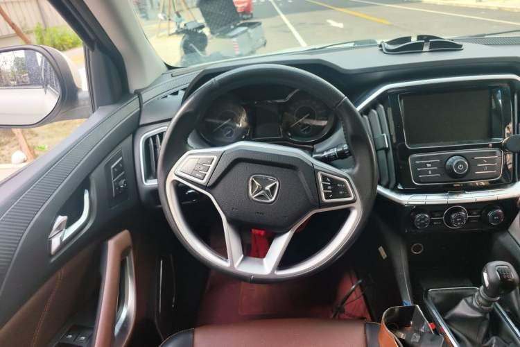 Used JMC Yusheng S350 2016 2.0T Manual 4x4 Gasoline Luxury Version with Sunroof 7 Seats Steering Wheel