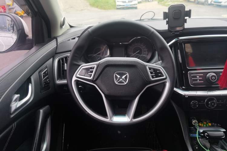 Used JMC Yusheng S350 2016 2.4T Automatic 4x4 Diesel Luxury 5-Seater Steering Wheel