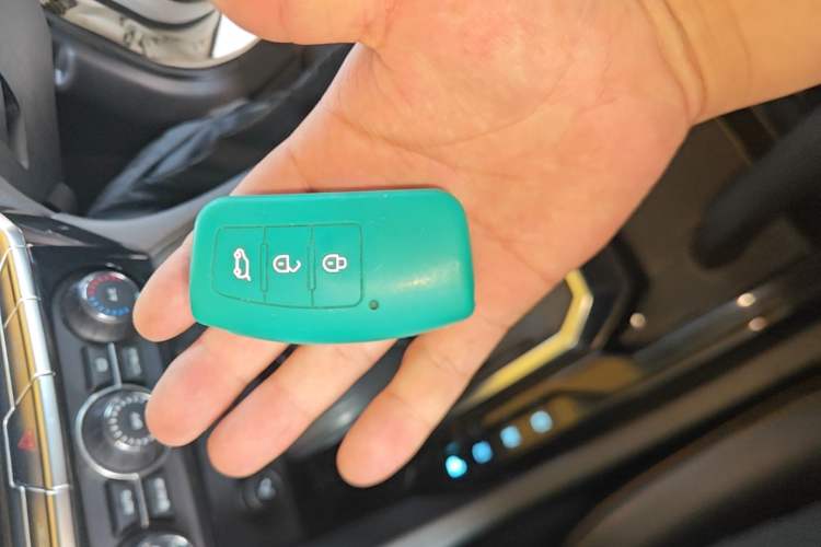 Used JMC Yusheng S350 2016 2.0T Automatic All-Wheel Drive Gasoline Ultra-Luxury 7-Seater Vehicle Key