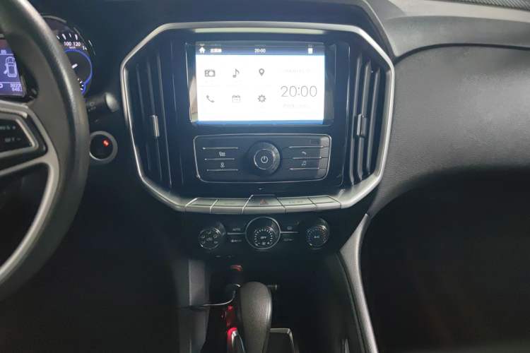 Used JMC Yusheng S350 2017 2.0T Automatic 2WD Diesel Luxury Version with Sunroof 7 Seats Audio And AC Panel