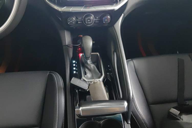 Used JMC Yusheng S350 2017 2.0T Automatic 2WD Diesel Luxury Version with Sunroof 7 Seats Gear Lever