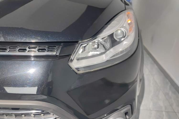 Used JMC Yusheng S350 2017 2.0T Automatic 2WD Diesel Luxury Version with Sunroof 7 Seats Left Front Headlight
