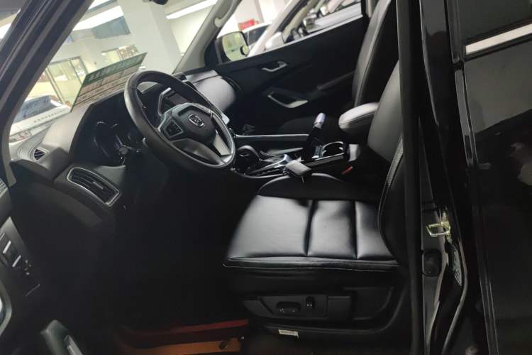 Used JMC Yusheng S350 2017 2.0T Automatic 2WD Diesel Luxury Version with Sunroof 7 Seats Left Front Seat