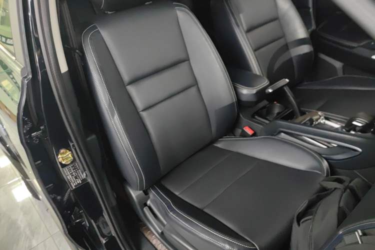 Used JMC Yusheng S350 2017 2.0T Automatic 2WD Diesel Luxury Version with Sunroof 7 Seats Right Front Seat
