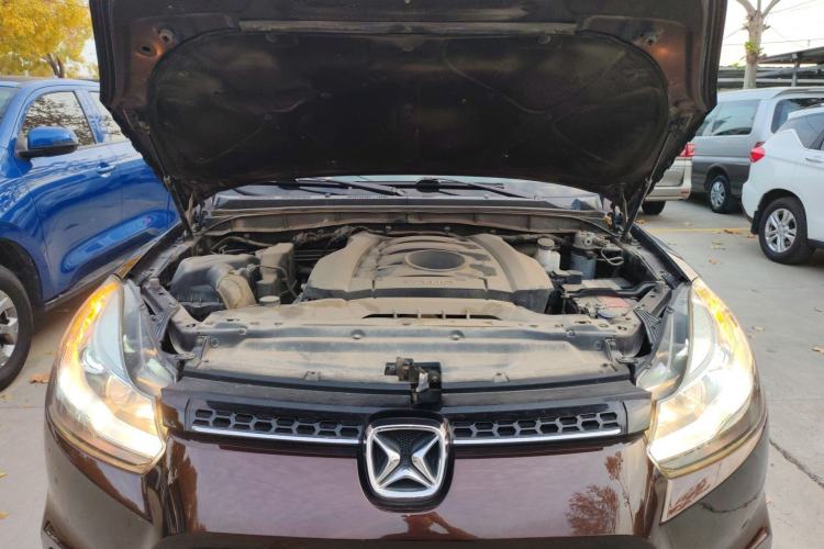 Used JMC Yusheng S350 2017 2.0T Automatic 2WD Diesel Luxury Version with Sunroof 5 Seats Engine Bay