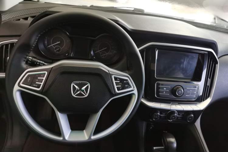 Used JMC Yusheng S350 2017 2.0T Automatic 2WD Diesel Luxury Version with Sunroof 5 Seats Interior 2