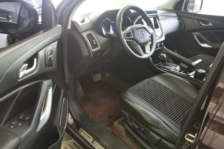 Used JMC Yusheng S350 2017 2.0T Automatic 2WD Diesel Luxury Version with Sunroof 5 Seats Interior 3