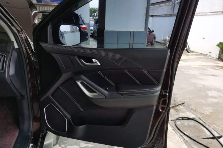 Used JMC Yusheng S350 2017 2.0T Automatic 2WD Diesel Luxury Version with Sunroof 5 Seats Interior 5