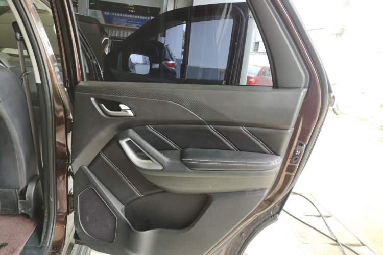 Used JMC Yusheng S350 2017 2.0T Automatic 2WD Diesel Luxury Version with Sunroof 5 Seats Interior 6