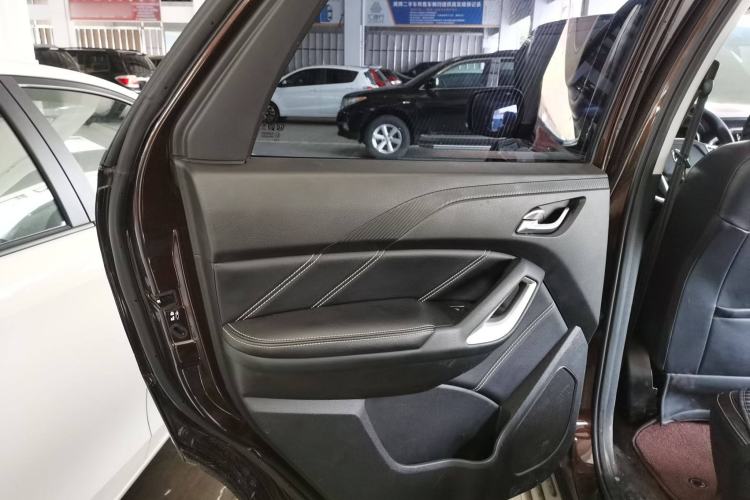 Used JMC Yusheng S350 2017 2.0T Automatic 2WD Diesel Luxury Version with Sunroof 5 Seats Interior 8