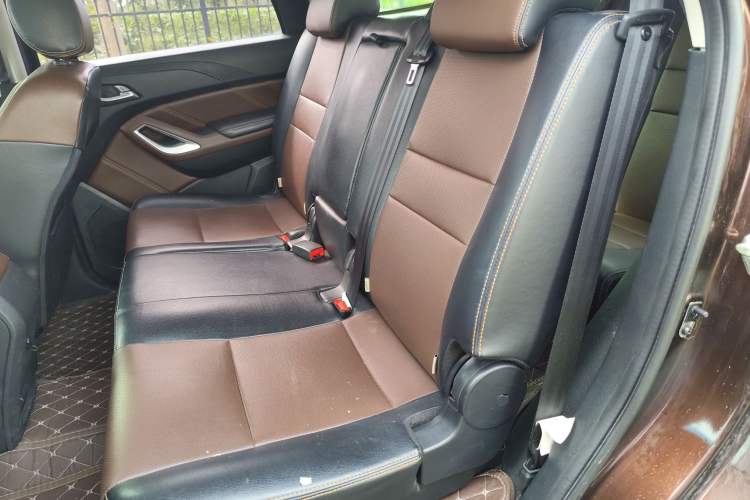 Used JMC Yusheng S350 2017 2.0T Automatic 2WD Diesel Luxury Version with Sunroof 7 Seats Left Rear Seat