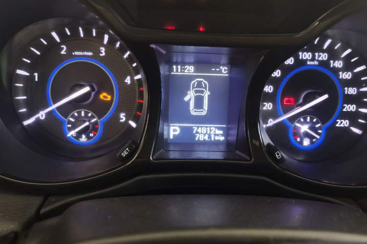 Used JMC Yusheng S350 2017 2.0T Automatic 2WD Diesel Luxury Version with Sunroof 5 Seats Odometer Close Up