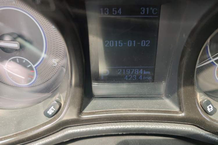 Used JMC Yusheng S350 2017 2.0T Automatic 2WD Diesel Luxury Version with Sunroof 5 Seats Odometer Close Up