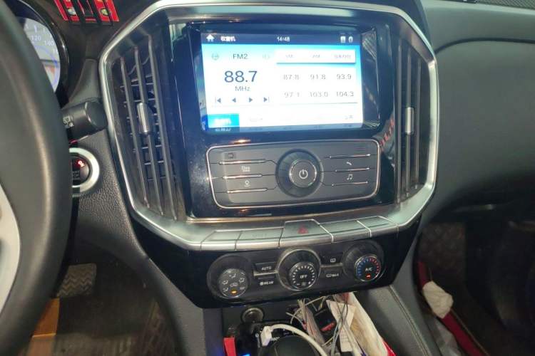Used JMC Yusheng S350 2017 2.0T Automatic 2WD Diesel Luxury 7-Seater Audio And AC Panel
