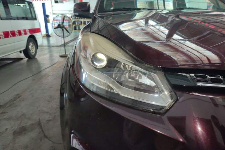 Used JMC Yusheng S350 2017 2.0T Automatic 2WD Diesel Luxury 7-Seater Right Front Headlight