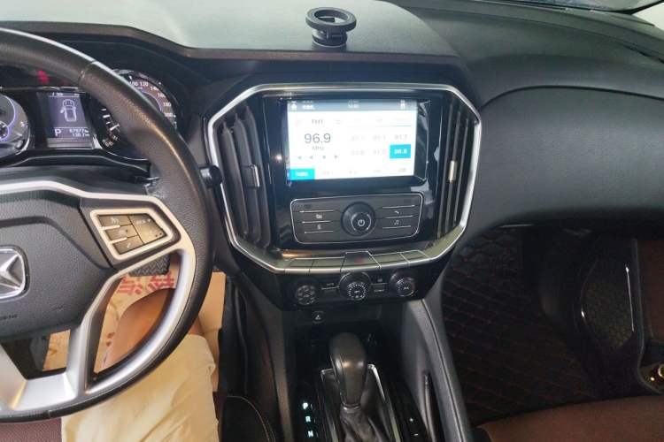 Used JMC Yusheng S350 2017 2.0T Automatic 2WD Diesel Luxury Edition 5 Seats Audio And AC Panel