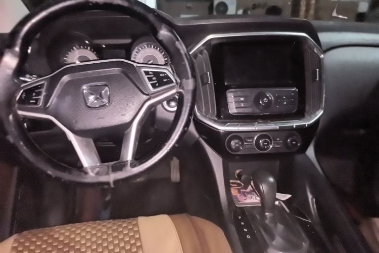 Used JMC Yusheng S350 2017 2.0T Automatic 2WD Diesel Luxury Version with Sunroof 5 Seats Center Console