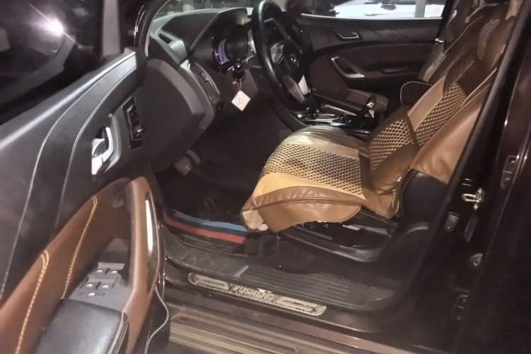 Used JMC Yusheng S350 2017 2.0T Automatic 2WD Diesel Luxury Version with Sunroof 5 Seats Driver Seat