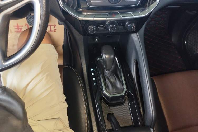 Used JMC Yusheng S350 2017 2.0T Automatic 2WD Diesel Luxury Edition 5 Seats Gear Lever