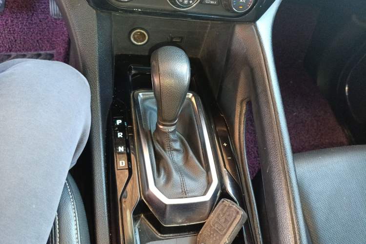 Used JMC Yusheng S350 2017 2.0T Automatic 2WD Diesel Luxury Version with Sunroof 5 Seats Gear Lever