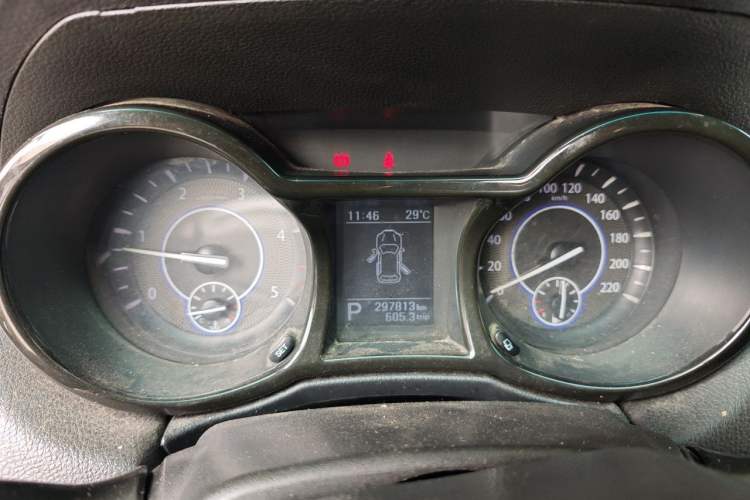 Used JMC Yusheng S350 2017 2.0T Automatic 2WD Diesel Luxury Version with Sunroof 7 Seats Instrument Cluster