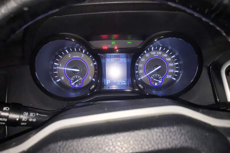 Used JMC Yusheng S350 2017 2.0T Automatic 2WD Diesel Luxury Version with Sunroof 5 Seats Instrument Cluster