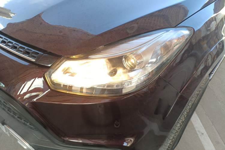 Used JMC Yusheng S350 2017 2.0T Automatic 2WD Diesel Luxury Version with Sunroof 5 Seats Left Front Headlight