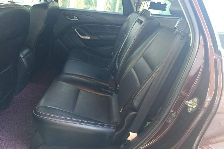 Used JMC Yusheng S350 2017 2.0T Automatic 2WD Diesel Luxury Version with Sunroof 5 Seats Left Rear Seat
