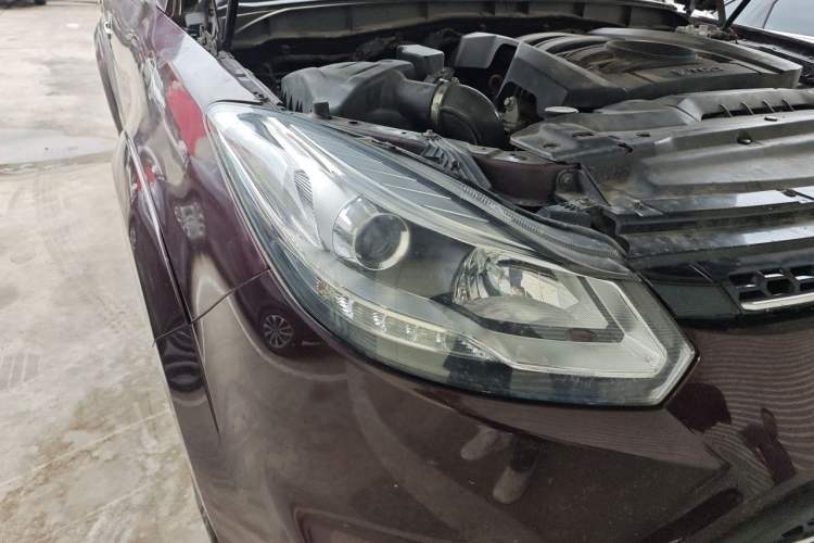 Used JMC Yusheng S350 2017 2.0T Automatic 2WD Diesel Luxury Version with Sunroof 7 Seats Right Front Headlight