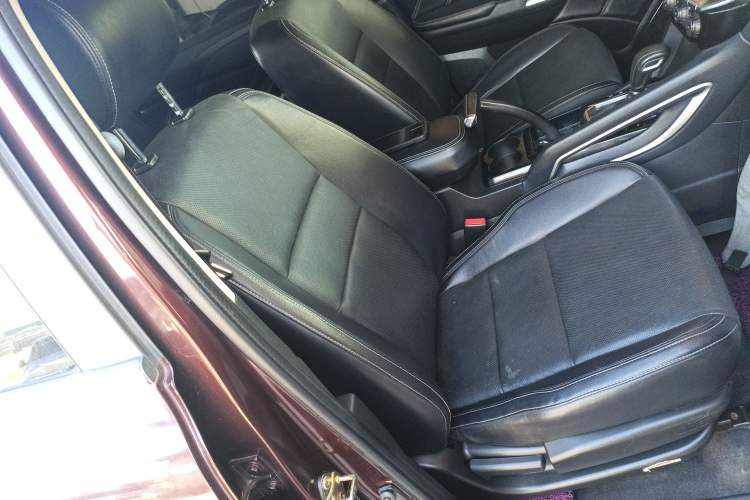 Used JMC Yusheng S350 2017 2.0T Automatic 2WD Diesel Luxury Version with Sunroof 5 Seats Right Front Seat